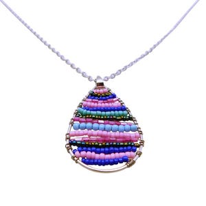 Può includere: Collana con pendente a goccia con catena d'argento. Il pendente presenta una struttura in filo metallico riempita con file di perline colorate rosa, blu, verde e oro. Un gioiello fatto a mano.