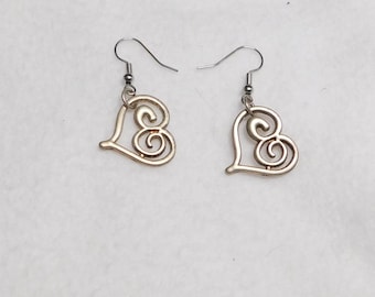 素朴なシルバーの渦巻きハート型イヤリング、バレンタインデージュエリー、記念日のギフト、ミニマリストスタイル、ハンドメイド、ユニセックス