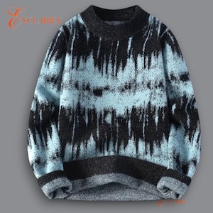 Puede incluir: Un suéter de cuello redondo con un patrón único. El suéter presenta un diseño azul claro y negro, con cuello, puños y dobladillo gris oscuro. El estilo general es informal y adecuado para diversas ocasiones.