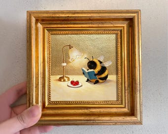 Peinture miniature à l'huile « Abeille lisant à la lampe » – Artisanat à la feuille d'or, Art décoratif sur le thème de la lecture, Cadeau pour les amoureux des livres