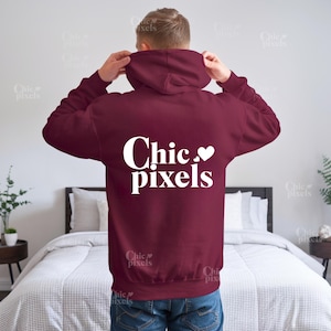 Maroon Gildan 18500 mockup met capuchon op de achterkant voor mannen, 18500 mockup op de achterkant van de man op de achterkant van de hoodie