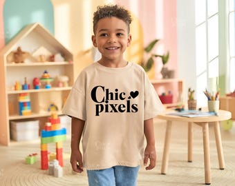 Maqueta de camiseta para niños, camiseta Gildan 5000b, camiseta para niño pequeño, maqueta para jóvenes, camiseta para niños color arena, maqueta para niños pequeños, maqueta para niños pequeños, camiseta familiar linda