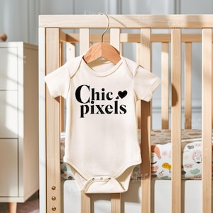 Body neonato appeso naturale Mockup Body neonato appeso su una gruccia Body sabbia per Bella Canvas 100b e Rabbit Skins 4410