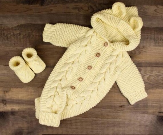 Combishort tricoté à la main pour bébé avec capuche Laine