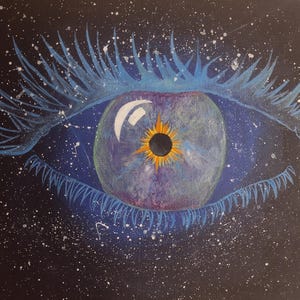 以下が含まれることがあります： 黒い背景に白い斑点があり、その上に青い目と黄色の太陽が描かれた絵です。