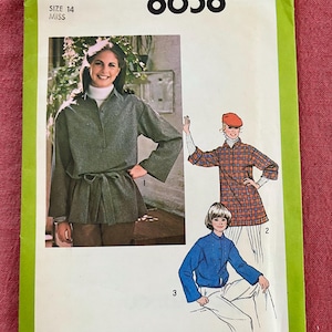 Może przedstawiać: Pakiet z wykrojem do szycia Simplicity w stylu vintage, rozmiar 14 Miss, z numerem 8658 w dużym, czarnym kroju pisma. Opakowanie zawiera ilustracje trzech różnych wzorów koszul. Projekt po lewej stronie u góry to koszula z długim rękawem z paskiem.