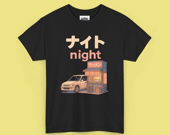 Pode incluir: T-shirt preta com um gráfico de um carro branco estacionado ao lado de um restaurante de ramen. A palavra "night" está escrita em japonês e inglês. O restaurante de ramen tem um letreiro de néon.