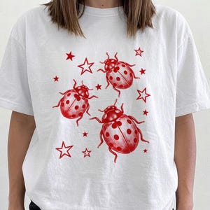 Y2K röd nyckelpiga trio t-shirt | Handritad insektsillustration, plaggfärgad bomull