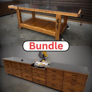 Può includere: Un banco da lavoro in legno con piano e ripiano inferiore scuri, abbinato a un lungo mobile in legno con cassetti multipli e una postazione centrale per troncatrice. La parola Bundle è visualizzata in rosso su sfondo bianco tra i due.