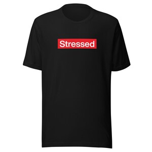 Maglietta Stressed – Parodia del logo Supreme Box / Divertente maglietta streetwear per gli amanti dell'ansia, dei pensieri eccessivi e dell'umorismo Hypebeast