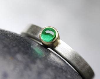 Modern Colombian Emerald Engagement Ring Solid Silver 18K Yellow Gold Minimalistic Simple Bright Green Cabochon May Birthstone - Beryl Dome