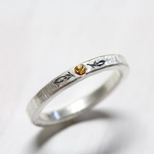 Orange Yellow Sapphire Wedding Band Delicate Hammered Silver Ring Tiny Leaf Engraving Golden Autumn - Herbstblatt
