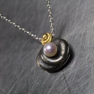 Cute Dark Seashell White Pearl Necklace June Birthstone Silver 22K Yellow Gold Pendant Organic Freeform Shape Gift Idea Her Schwarzmuschel image 2