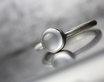 Rare Arizona Moon Quartz Ring Modern Sterling Silver Setting Magical Lunar White Gray Round Bezel Design Unique American Gemstone - Mondkind