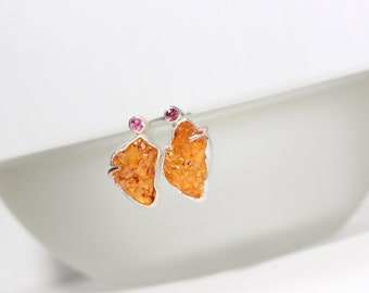 Raw Spessartite Garnet Tourmaline Stud Earrings Mismatched Rustic Rough Orange Pink Firefly Wings Silver 14K Rose Gold Her - Feuerflügelchen