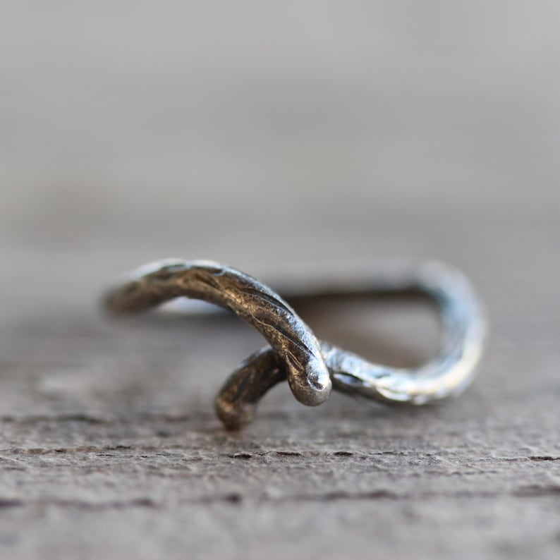 Women/'s Rustic Branch Wedding Ring Primitive Slim Silver Woodland Bridal Twig Band Oxidized Woodgrain Texture Crossover Design Shadow Bark