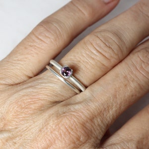 Delicate Wedding Ring Set Purple Spinel Silver Half Bezel Bridal Band Minimalistic Understated Violet Faceted Gemstone For Her Sugarplum Bild 7