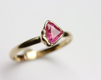 Pink Sapphire Engagement Ring 14K Yellow Gold Trillion Cut Boho Organic Accent Bright Color Sugar Sweet Elegant Triangle Bridal - Zuckerecke