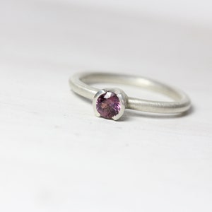 Delicate Wedding Ring Set Purple Spinel Silver Half Bezel Bridal Band Minimalistic Understated Violet Faceted Gemstone For Her Sugarplum immagine 3