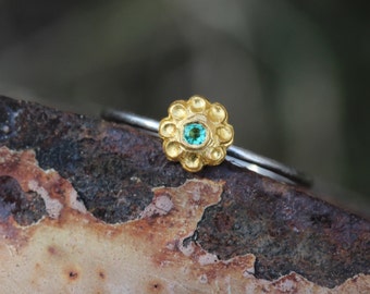 Dainty Platinum 22k Gold Emerald Engagement Ring Rich Yellow Green Delicate Luxurious Little Floral Fairy Boho Bridal Design - Edelblümchen