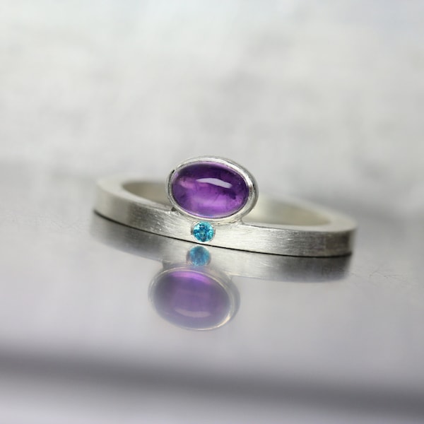 Modern Oval Amethyst Paraiba Topaz Silver Ring Purple Electric Blue Minimalistic Solitaire Design February Birthstone Gift Idea - Purpurblau