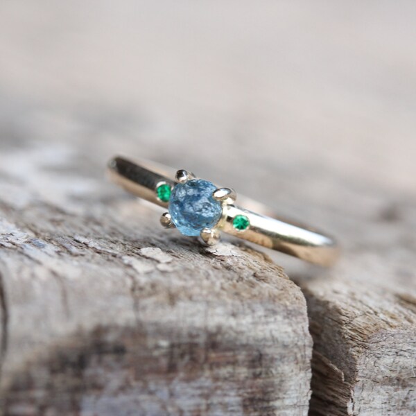 Petite Engagement Ring Tiny Rough Blue Montana Sapphire Green Emerald Yellow Gold Crown Boho Princess - Edles Krönchen