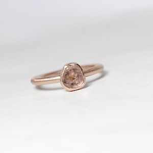 Raw Peach Pink Sapphire Slice Engagement Ring 14K Rose Gold Low Profile Bezel American Gemstone September Birthstone Montana - Rosenscheibe
