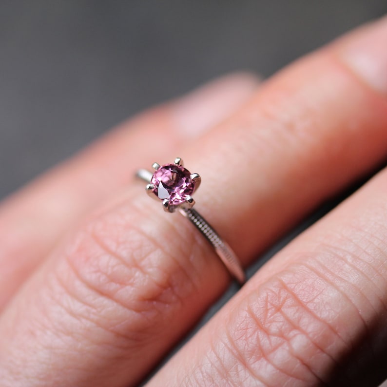 Romantic Pink Spinel Engagement Ring 14k White Gold Milgrain Detail Traditional 6 Prong Bridal Band Sparkly Bright Gemstone Blush Twinkle Bild 5