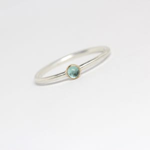 Dainty Blue-Green Tourmaline Ring Silver 14K Yellow Gold Bezel Tiny Minimalistic Round Gemstone Cabochon Stackable Band - Tröpfchen