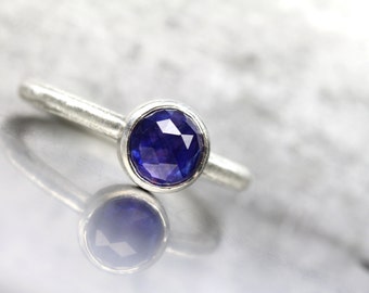 Simple Modern Rose-Cut Sapphire Silver Ring Cobalt Blue Facets Romantic Boho Stacking Band September Birthstone Gift Idea Her - Kobaltmond