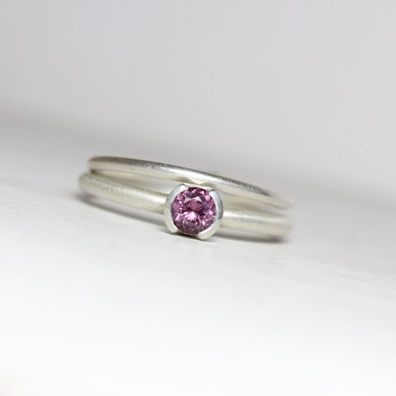 Delicate Wedding Ring Set Purple Spinel Silver Half Bezel Bridal Band Minimalistic Understated Violet Faceted Gemstone For Her Sugarplum immagine 1