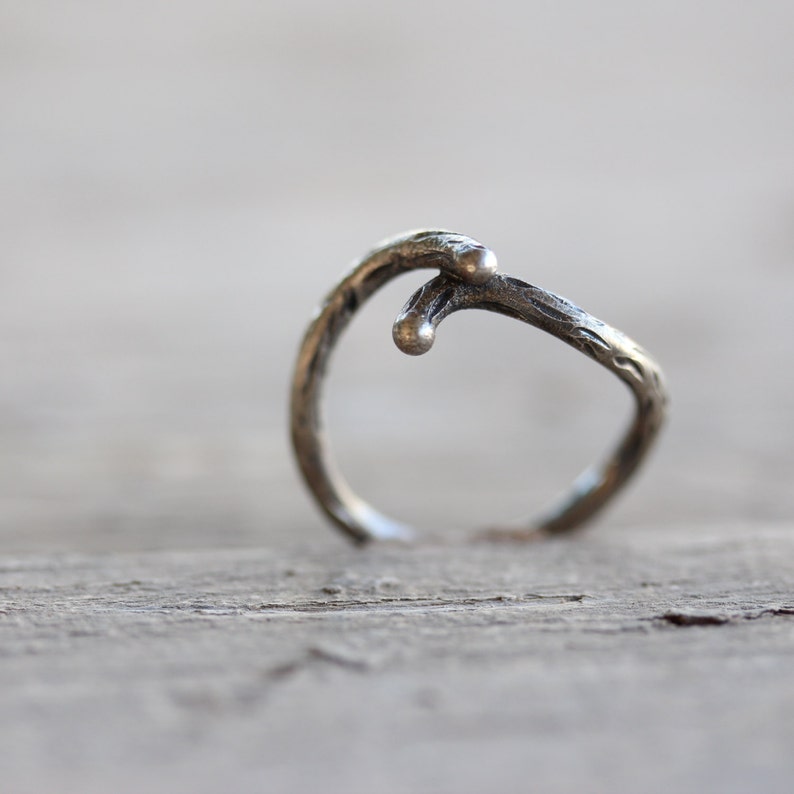 Women/'s Rustic Branch Wedding Ring Primitive Slim Silver Woodland Bridal Twig Band Oxidized Woodgrain Texture Crossover Design Shadow Bark