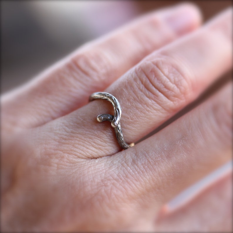 Women/'s Rustic Branch Wedding Ring Primitive Slim Silver Woodland Bridal Twig Band Oxidized Woodgrain Texture Crossover Design Shadow Bark