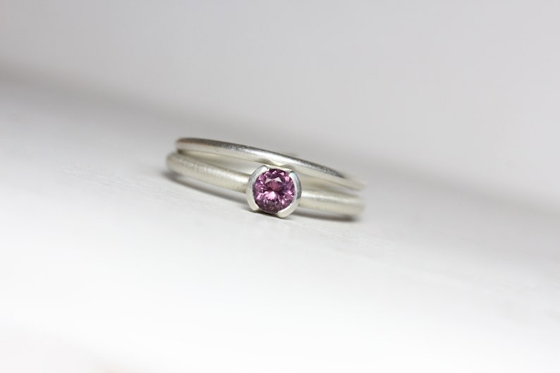 Delicate Wedding Ring Set Purple Spinel Silver Half Bezel Bridal Band Minimalistic Understated Violet Faceted Gemstone For Her Sugarplum immagine 4