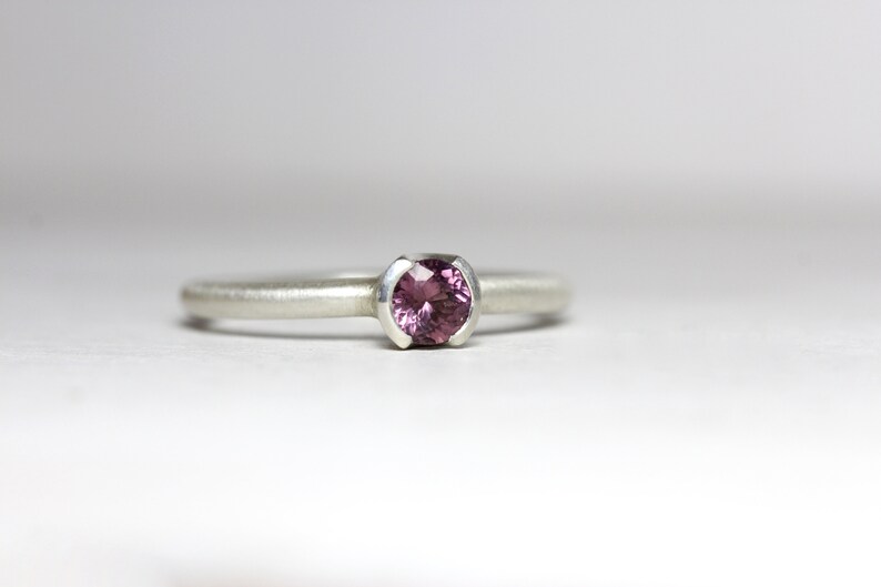 Delicate Wedding Ring Set Purple Spinel Silver Half Bezel Bridal Band Minimalistic Understated Violet Faceted Gemstone For Her Sugarplum Bild 5