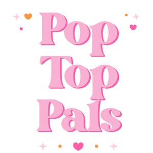 Peut inclure: Conception graphique rose avec les mots "Pop Top Pals" en police &agrave; bulles. Le design comprend de petits c&oelig;urs, &eacute;toiles et points roses, oranges et blancs. Le texte a un contour blanc.