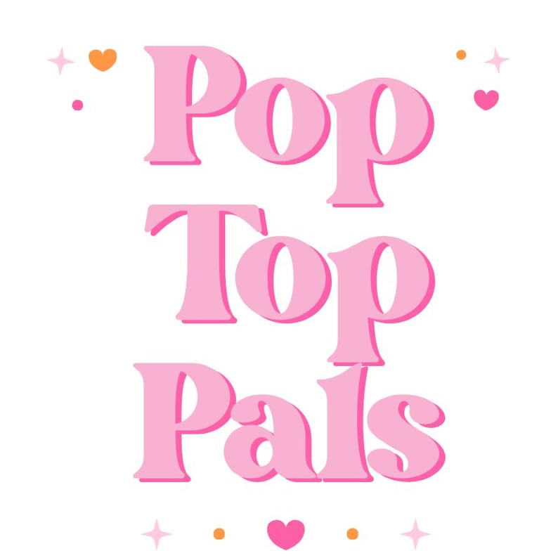 Peut inclure: Conception graphique rose avec les mots "Pop Top Pals" en police &agrave; bulles. Le design comprend de petits c&oelig;urs, &eacute;toiles et points roses, oranges et blancs. Le texte a un contour blanc.