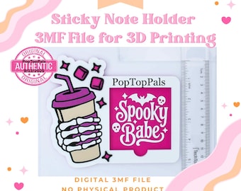 Könnte beinhalten: Eine digitale 3MF-Datei zum 3D-Druck eines Haftnotizhalters. Das Design umfasst eine Skeletthand, die ein Getränk hält, und ein pinkfarbenes Quadrat mit den Worten "Spooky Babe". Das Bild enthält auch ein Lineal mit cm-Maßen.