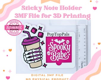 Könnte beinhalten: Ein weißer Haftnotizhalter mit einer Grafik einer Skeletthand, die einen violetten Kaffeebecher hält, und dem Text Spooky Babe mit Fledermaus und Totenköpfen. Ein Lineal zeigt 12 cm Breite und 9 cm Höhe für den 3D-Druck an.