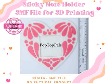 Op de afbeelding: Een witte hartvormige memohouder met roze decoratieve accenten en de tekst PopTopPals in het midden. Een doorzichtige plastic liniaal is aan de rechterkant geplaatst, waaruit blijkt dat het object ongeveer 18 cm hoog is.