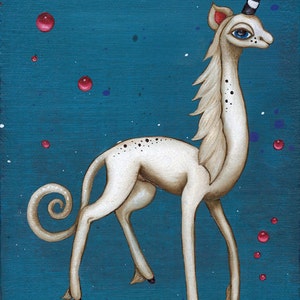 Peut inclure: Une licorne blanche avec une corne noire et blanche se tient sur un fond bleu sarcelle avec des points rouges. La licorne a un long cou et une queue boucl&eacute;e.