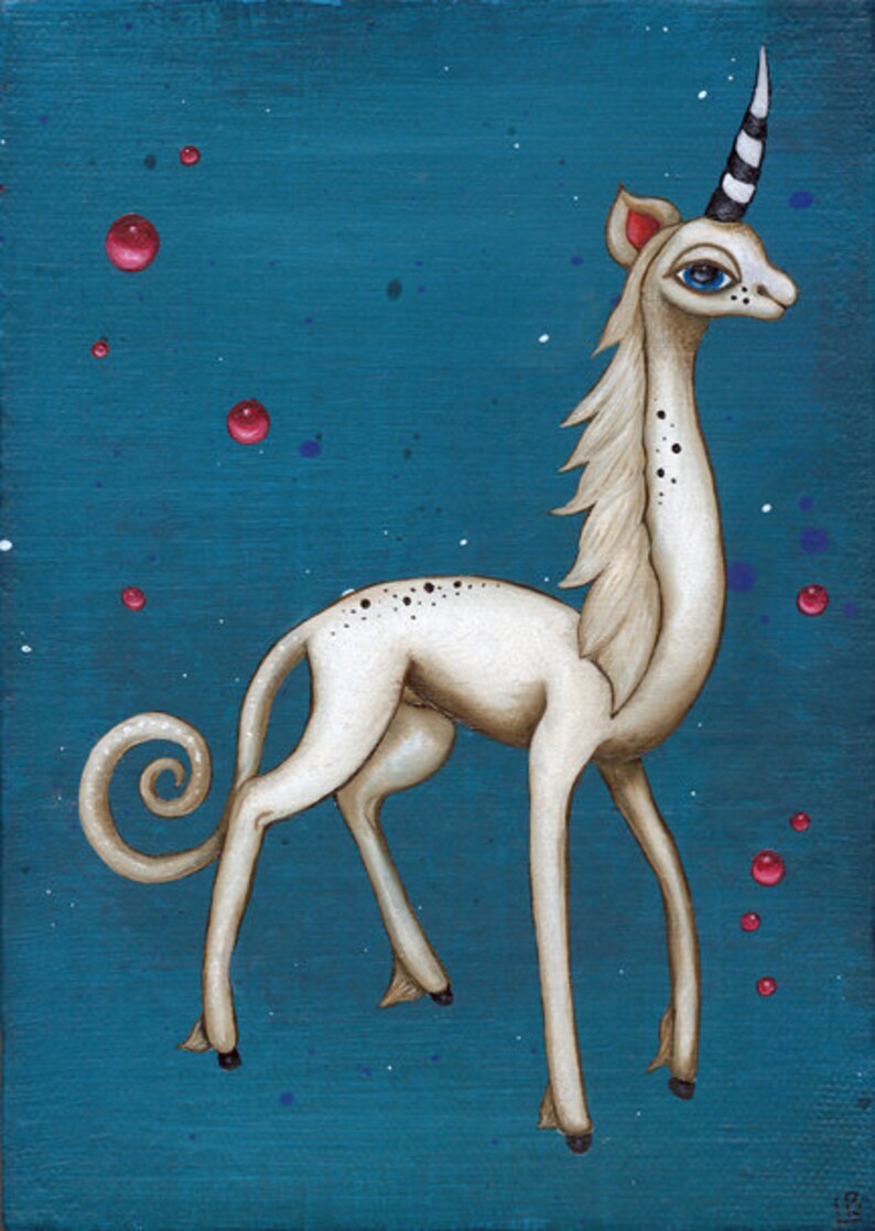 Peut inclure: Une licorne blanche avec une corne noire et blanche se tient sur un fond bleu sarcelle avec des points rouges. La licorne a un long cou et une queue boucl&eacute;e.