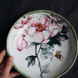 Handgemaakte porseleinen ramenkom - diameter 22 cm (8,6 inch), 800 ml (27 oz) - uniek aardewerk bij op pioenrozen bloem geïnspireerd schilderij
