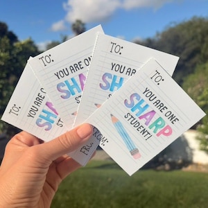 Puede incluir: Un juego de tres tazas de cerámica con un acabado mate moteado. Las tazas son de color crema, gris claro y gris oscuro. Cada taza tiene un diseño simple y minimalista.