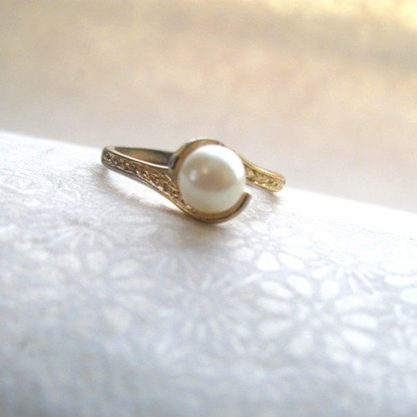 Pretty vintage single pearl ring