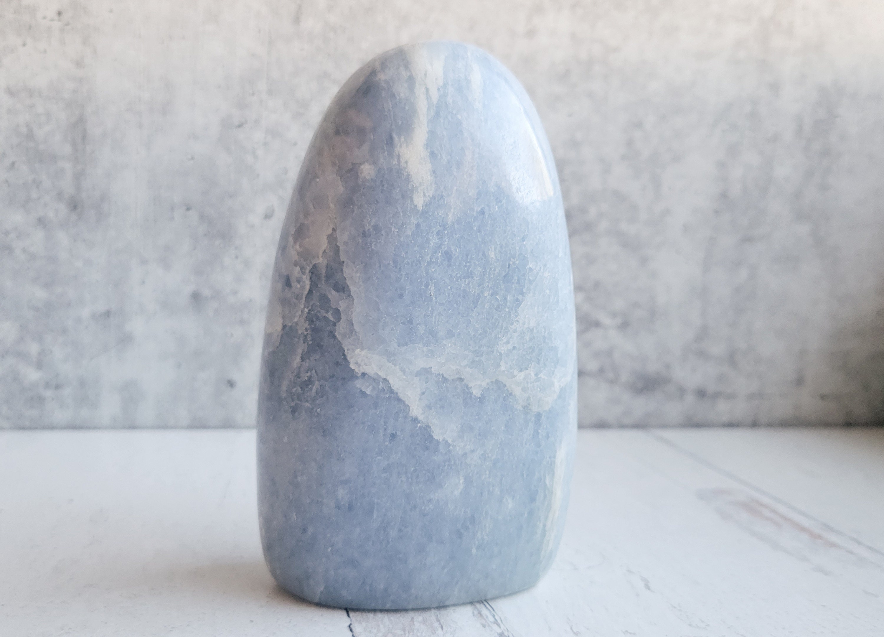 Forme Libre de Calcite Bleu Ciel, Sculpture en Cristal, Base Coupée, Décor Boho Apaisant, Hygge Pais
