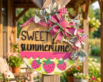 Accroche-porte fraise | Plaque de porte Sweet Summertime | Décoration d'été pour porte d'entrée | Déco aux fraises de style cottage de ferme | Couronne d'été rose