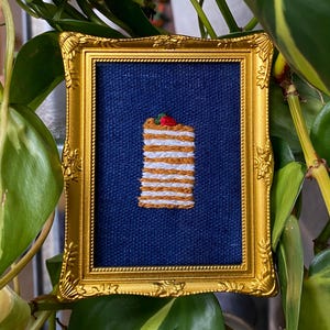 Pastel de miel Medovik, bordado a mano en marco rococó en miniatura magnético dorado, regalo caprichoso para amantes de los postres, panaderos, decoración única para el hogar.