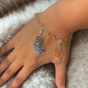 Pulsera con dije de Bluey Bingo