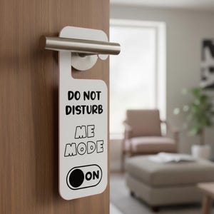 Könnte beinhalten: Ein Set aus drei Keramikbechern mit gesprenkelter, matter Oberfläche. Die Becher sind in den Farbtönen Creme, Hellgrau und Dunkelgrau gehalten. Jeder Becher hat ein schlichtes, minimalistisches Design und einen abgerundeten Griff.